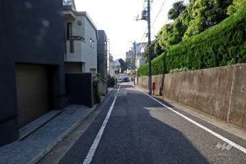 敷地北側の前面道路（上村坂方面）