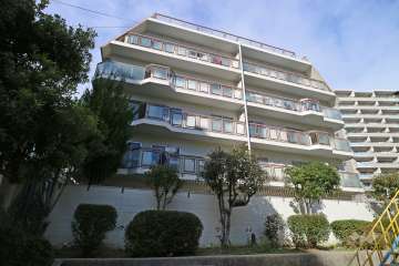 パレブラン宝塚の外観（南東側から）