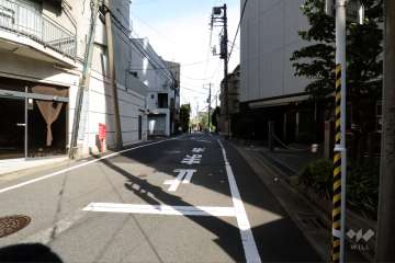 敷地北東側の前面道路(北西側から)