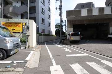 敷地西側の前面道路（北側から)