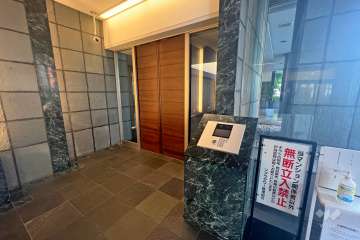 エントランスはオートロック付きです。