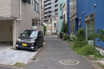 敷地東側の前面道路（南側から）