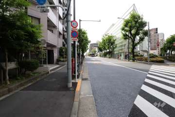 敷地北側は淡島通りに面しています。（東側から)