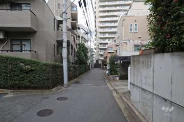 敷地北側の前面道路(東側から)