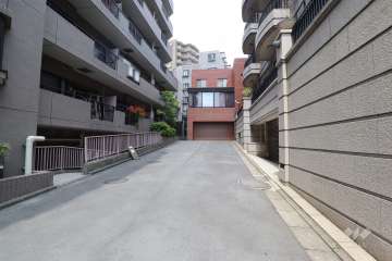 敷地北東側の前面道路