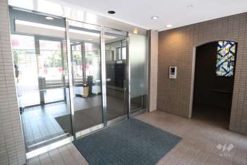 エントランスはオートロック付きです。