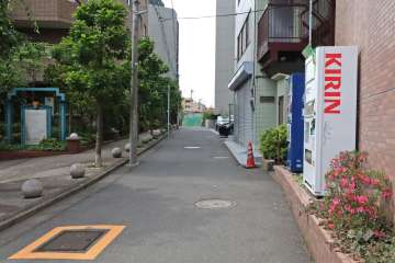 敷地北東側の前面道路(南東側から)