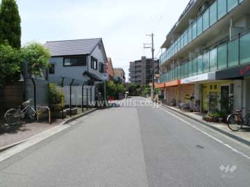 物件の前面道路（北側から）