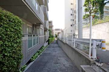 敷地南西側の前面道路