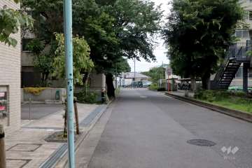 敷地西側の前面道路