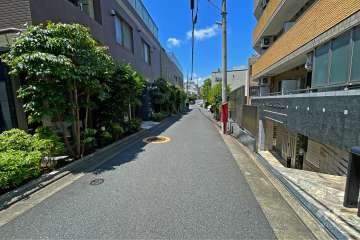 敷地東側の前面道路（南側から）