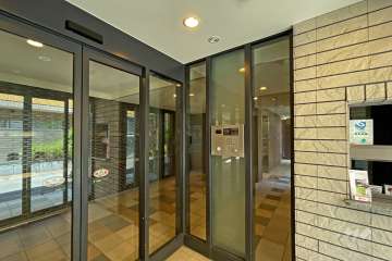 エントランスはオートロック付きです。