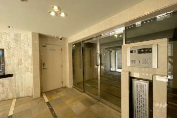 エントランスはオートロック付きです。