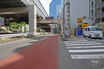 敷地北側の前面道路は玉川通りです(西側から)。
