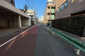 敷地南側の前面道路（東側から）