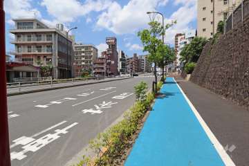 敷地西側の前面道路