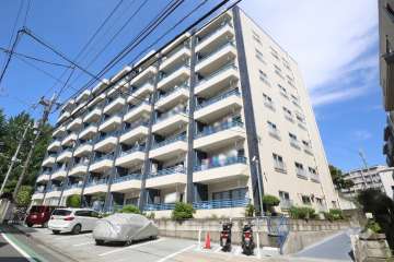 上目黒フラワーマンションの外観(東側から)