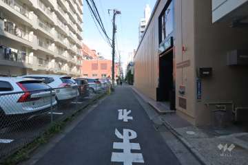 敷地南西側の前面道路(北南西側から)