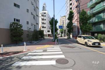 敷地北西側の前面道路(北東側から)