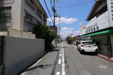 敷地北側の前面道路（西側から）