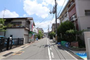 敷地北側の前面道路（東側から）