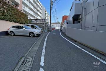 敷地南西側の前面道路（北西側から）