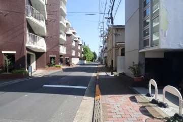 敷地西側の前面道路