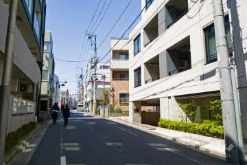 敷地南西側の前面道路（南東側から）