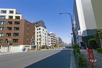 敷地南東側の前面道路（南西側から）