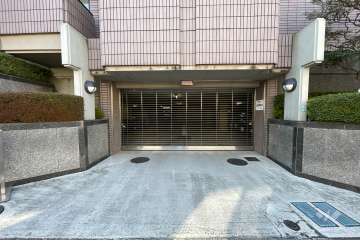 駐車場の出入り口（リングシャッター付き）