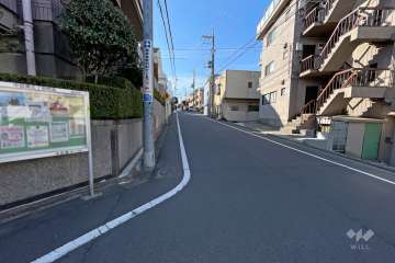 敷地西側の前面道路