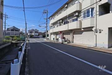 敷地南側の前面道路（東から）