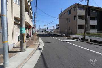 敷地南側の前面道路（西から）