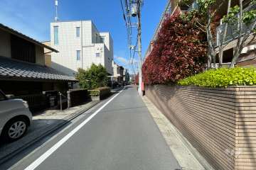 敷地南側の前面道路（東側から）