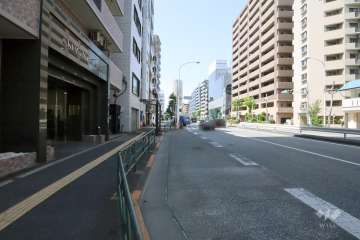 敷地北東側の前面道路(南東側から)