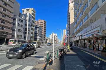敷地の南西側前面道路(南東側から)