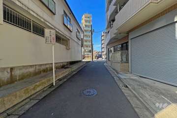 敷地の北西側前面道路(東側から)