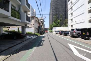 敷地の東側前面道路(南側から)