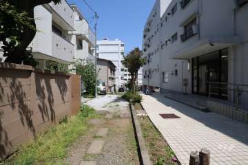 敷地の北側前面道路(西側から)
