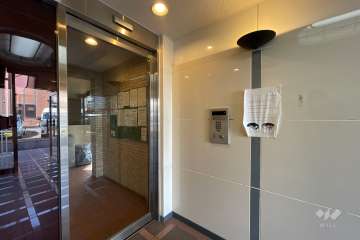 エントランスはオートロック付きです。