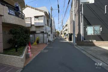 敷地北東側の前面道路（南東側から）