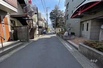 敷地東側の前面道路