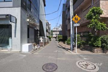 敷地北側の前面道路（西側から）