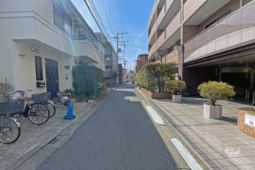 敷地南東側前面道路（北東側から）