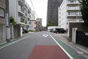 敷地西側の前面道路(南側から)
