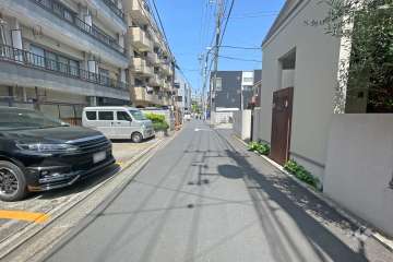 敷地東側の前面道路（南側から）