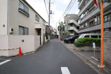 敷地東側の前面道路（北側から）