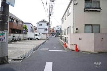 敷地北東側の前面道路（西側から）