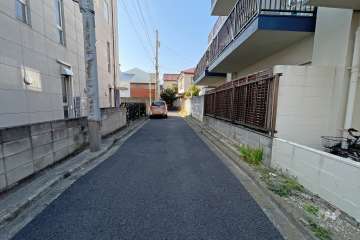 敷地東側の前面道路