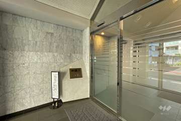 エントランスはオートロック付きです。